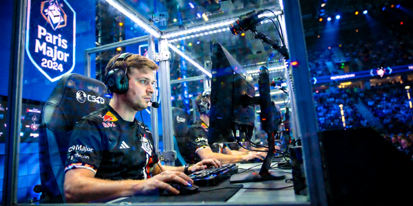 CS:GO 巴黎Major锦标赛，选手在隔音房内专注比赛