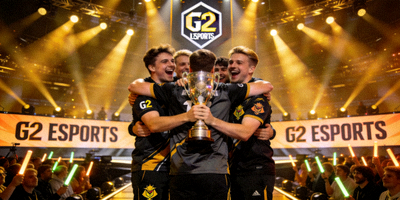 G2 Esports战队在欧洲LEC决赛中庆祝胜利的瞬间